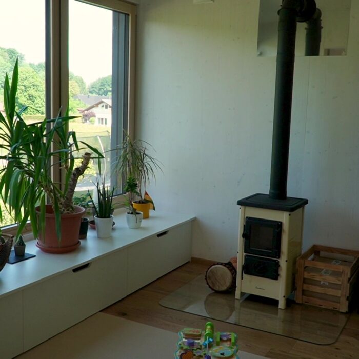Gemütliches Wohnzimmer in einem modernen österreichischen Modulhaus.